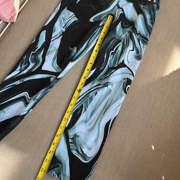 Spanx print leggings size Medium - Picture 8 of 10